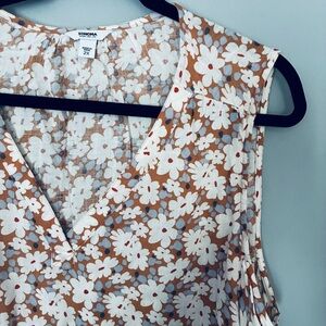 SONOMA Floral V-Neck Sleeveless Top in Tan & White